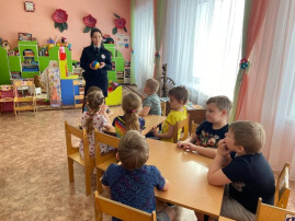 В гости к воспитанникам подготовительной группы пришла инспектор ГИБДД Тихонова Любовь Алексеевна В гости к воспитанникам подготовительной группы пришла инспектор ГИБДД Тихонова Любовь Алексеевна.