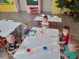 Сегодня дети первой младшей группы 👫 познакомились с новым способом рисования - "примакиванием" Сегодня дети первой младшей группы 👫 познакомились с новым способом рисования - "примакиванием".